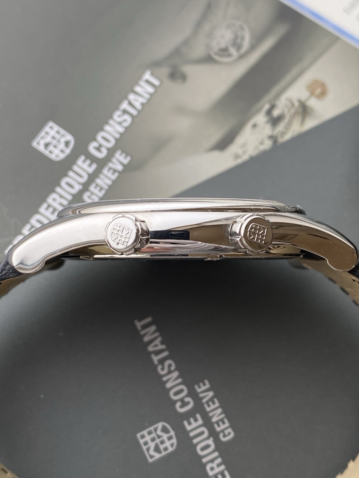 Frederique Constant Worldtimer GMT Quartz – NOS – Full Set