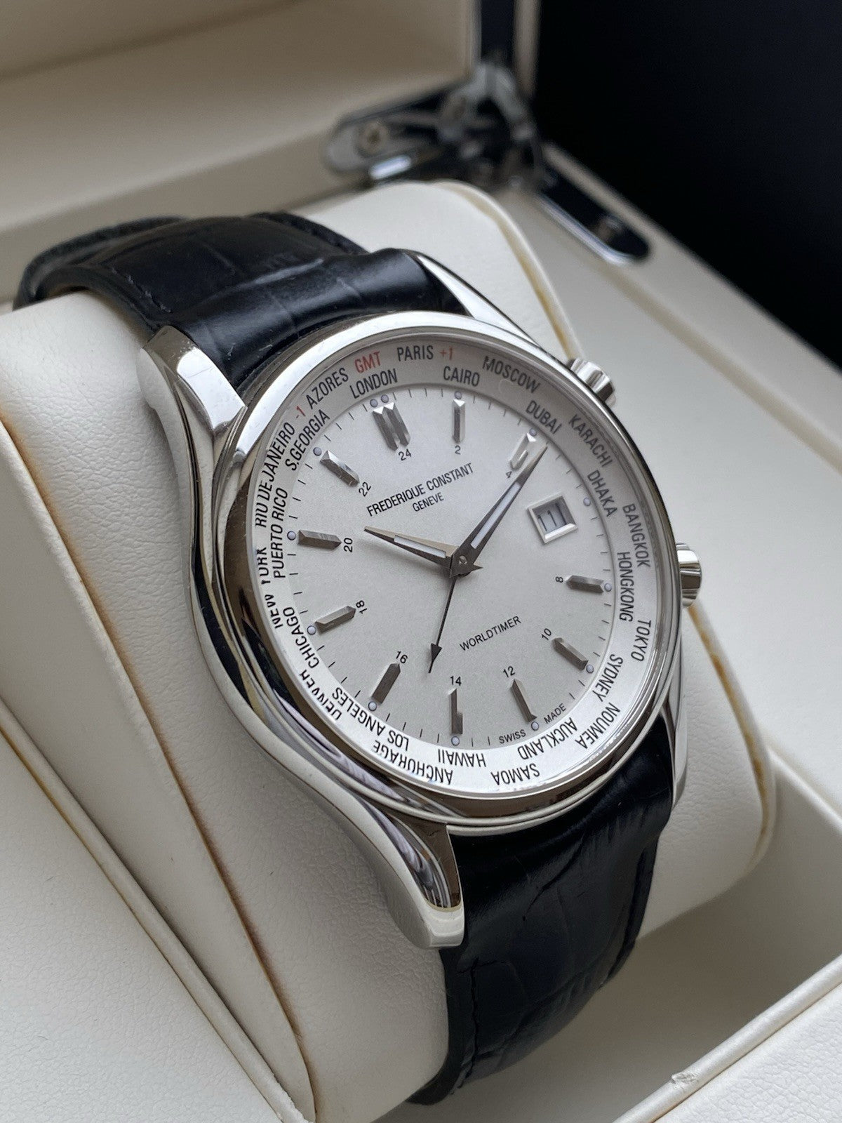 Frederique Constant Worldtimer GMT Quartz – NOS – Full Set